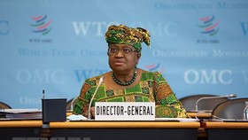 Tân Tổng Giám đốc WTO Ngozi Okonjo-Iweala phát biểu tại phiên họp Đại Hội đồng WTO. (Ảnh: THX/TTXVN)