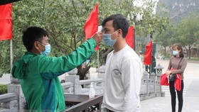 Công tác phòng chống dịch COVID-19 tại Khu du lịch sinh thái Tràng An. (Ảnh: Hải Yến/TTXVN)