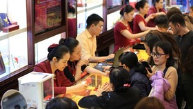 Giao dịch vàng tại doanh nghiệp. (Ảnh: PV/Vietnam+)