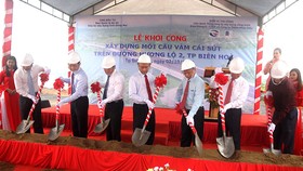 Việc xây dựng cầu Vàm Cái Sứt trên tuyến Hương lộ 2 sẽ góp phần hoàn chỉnh hệ thống giao thông trong khu vực, tạo tiền đề cho phát triển kinh tế, xã hội trên địa bàn.