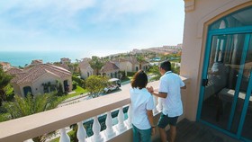Khách hàng tận mắt chiêm ngưỡng biệt thự biển NovaHills Mui Ne Resort & Villas. (Ảnh chụp thực tế Dự án tháng 03/2021)