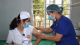 Kiểm tra các phản ứng sau khi tiêm vaccine phòng COVID-19 tại huyện Xín Mần (Hà Giang). (Ảnh: Văn Long/TTXVN phát)
