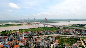 Dự thảo đồ án quy hoạch phân khu đô thị hai bên bờ sông Hồng là một trong những vấn đề đang được dư luận quan tâm (Ảnh minh họa: KT)