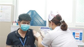 Nhân viên y tế Bệnh viện Quận 11 được tiêm vaccine phòng COVID-19. (Ảnh: Đinh Hằng/TTXVN)