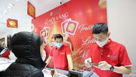 Giao dịch vàng tại Doji. (Ảnh: PV/Vietnam+)