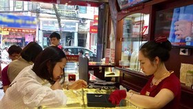 Giao dịch vàng tại Bảo tín Minh Châu. (Ảnh: PV/Vietnam+)