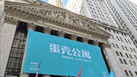 Biểu ngữ trên Tòa nhà của Sở Giao dịch Chứng khoán New York kỷ niệm IPO của công ty cho thuê nhà ở trực tuyến của Trung Quốc Danke vào 17-1-2020. Ảnh: Handout