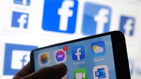 Biểu tượng Facebook trên màn hình điện thoại di động. (Nguồn: AFP/TTXVN)