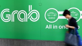 Biểu tượng hãng gọi xe công nghệ Grab tại văn phòng ở Singapore. (Ảnh: AFP/TTXVN)