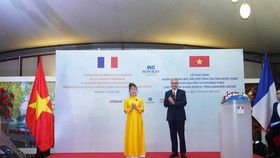 Đại sứ Pháp Nicolas Warnery trao Huân chương Bắc đẩu bội tinh cho bà Nguyễn Thị Phương Thảo