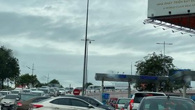 Ùn ứ lối vào ô tô tại nhà ga Nội Bài trưa 17.4