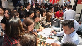 Khách hàng giao dịch vàng miếng. (Ảnh: Đức Duy/Vietnam+)