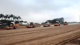 Nhà thầu thi công một đoạn tuyến cao tốc Bắc-Nam. (Ảnh: Việt Hùng/Vietnam+)