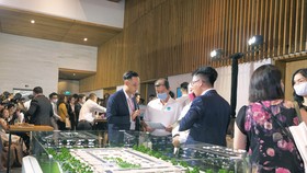 Khách hàng tìm hiểu dự án.
