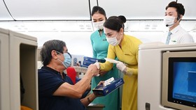Các vị khách may mắn nhận được phần quà bất ngờ từ Vietnam Airlines.