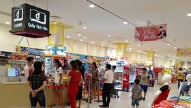 Người dân đến mua sắm tại siêu thị Aeon Mall. (Ảnh: Hải Âu/TTXVN)