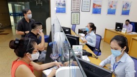 Bộ Tài chính yêu cầu xử lý ngân hàng ép khách hàng mua bảo hiểm