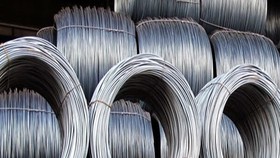 Giá thép tăng phi mã lên hơn 40% trong quý đầu năm được lý giải do nguyên liệu toàn cầu tăng giá mạnh. Ảnh: HPG