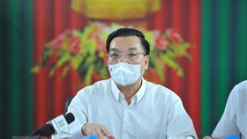 Chủ tịch Ủy ban Nhân dân thành phố Hà Nội Chu Ngọc Anh chỉ đạo trực tuyến với Bệnh viện Bệnh Nhiệt đới Trung ương (cơ sở 2). (Ảnh Minh Đức/TTXVN)