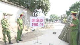 Một chốt kiểm soát dịch COVID-19 tại Hưng Yên. (Ảnh: Đinh Tuấn/TTXVN)