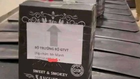 Lô hàng hóa gắn tên Bộ trưởng Bộ GTVT trên băng chuyền hành lý tại sân bay Tân Sơn Nhất. (Ảnh cắt từ clip)