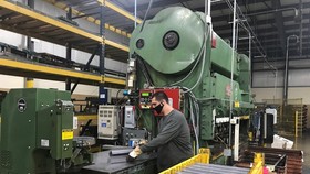 Sản xuất chân bàn làm việc bằng thép tại nhà máy của Tennsco ở Dickson, Tennessee, Mỹ vào ngày 17/2. Ảnh: Reuters.