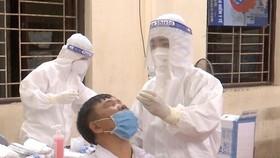 Lấy mẫu xét nghiệm SARS-CoV-2 cho người dân xã Mão Điền, huyện Thuận Thành. (Ảnh: Thanh Thương/TTXVN)