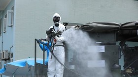 Cán bộ, chiến sỹ Binh chủng Hóa học và Bộ Tư lệnh Thủ đô phun khử khuẩn tại Bệnh viện K cơ sở Tân Triều. (Ảnh: Minh Đức/TTXVN)