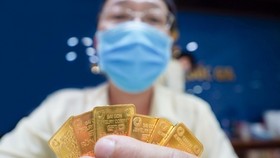 Giá vàng thế giới đang có xu hướng tăng nhanh hơn so với giá vàng trong nước. Ảnh: Chí Hùng.