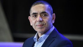 Ugur Sahin, nhà đồng sáng lập BioNTech, dự một sự kiện ở Berlin, Đức hồi tháng 3. Ảnh: AP.