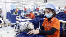 Sản xuất hàng dệt may. (Nguồn: TTXVN)