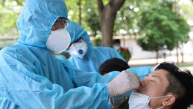 Lấy mẫu xét nghiệm COVID-19 - Ảnh HCDC