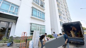 Một hộ dân chuyển đồ khi thuê nhà ở một chung cư tại huyện Nhà Bè (TP.HCM) - Ảnh: TỰ TRUNG