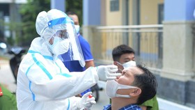 Nhân viên y tế lấy mẫu xét nghiệm. (Ảnh: Văn Dũng/TTXVN)
