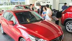 Khách hàng đang xem xe tại showroom ô tô ở TP.HCM - Ảnh: CÔNG TRUNG