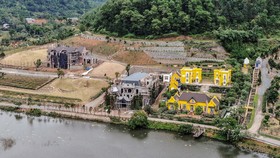 Nhiều công trình "biệt phủ" xây dựng vi phạm tại khu vực hồ Đồng Đò, Minh Trí, Sóc Sơn năm 2019 - Ảnh: NAM TRẦN