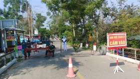 Lực lượng chức năng chốt chăn tại xã Phong Hòa, huyện Phong Điền, Thừa Thiên-Huế. (Ảnh: Tường Vi/TTXVN)