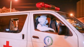 Nhân viên y tế kết thúc buổi lấy mẫu lúc 23h30 đêm 11/5. Ảnh: Nguyễn Đông.