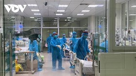 Các y, bác sĩ Khoa Hồi sức tích cực, BV Bệnh Nhiệt đới T.Ư giành giật sự sống cho những bệnh nhân COVID-19 nặng.
