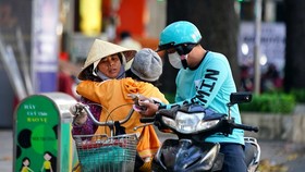 TP.HCM sẽ hỗ trợ cho người bán vé số lưu động, người buôn gánh bán bưng bị ảnh hưởng bởi dịch Covid-19