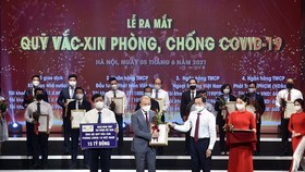 Ông Nguyễn Anh Tuấn, Phó Tổng Giám đốc - đại diện PVcomBank trao tặng 15 tỷ đồng cho quỹ