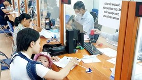 Lao động mất việc do COVID-19 làm hồ sơ hưởng bảo hiểm thất nghiệp. (Ảnh: PV/Vietnam+)
