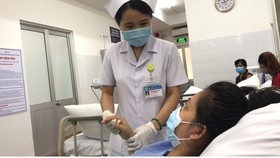 Các bác sĩ chăm sóc cho sản phụ