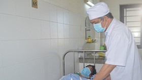 Bác sĩ chăm sóc cho nạn nhân sau khi phẫu thuật thành công
