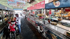 Các tiểu thương kinh doanh tại các chợ truyền thống tiếp tục gặp khó khăn trước làn sóng dịch bệnh lần thứ 4 - Ảnh: NGỌC HIỂN