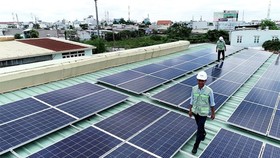 Nhà đầu tư điện mặt trời “méo mặt” vì nợ