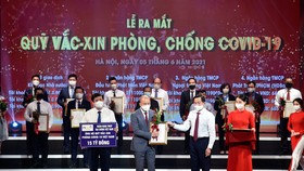 Ông Nguyễn Tuấn Anh, Phó Tổng Giám đốc PVcomBank trao tặng 15 tỷ đồng cho Quỹ vaccine phòng Covid-19.