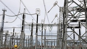 Vận hành lưới điện truyền tải tại trạm biến áp 500kV Đak Nông. (Ảnh: Ngọc Hà/TTXVN)