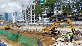 Thi công san lấp, tái lập hoàn trả mặt bằng nhà ga trung tâm Bến Thành. (Ảnh: TTXVN phát)