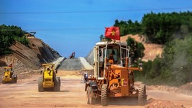 Một đơn vị nhà thầu đang thi công đoạn tuyến cao tốc Bắc-Nam.